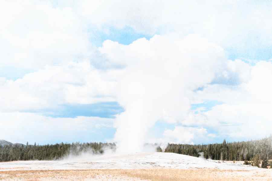 Old Faithful Geyser là một mạch nước phun hình nón trong Công viên Quốc gia Yellowstone - Wyoming
